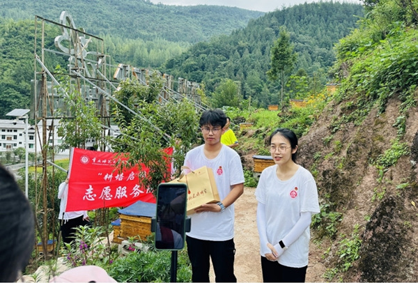 服务团成员直播带货。完美网页版供图