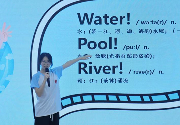 志愿者将防溺水安全教育与外语学习相结合。完美网页版供图