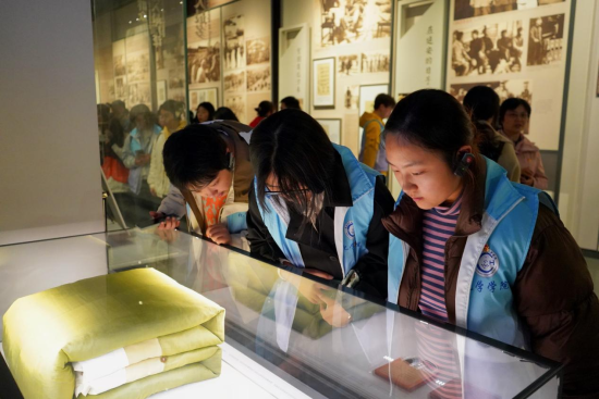 图为学生在馆中参观。完美网页版供图
