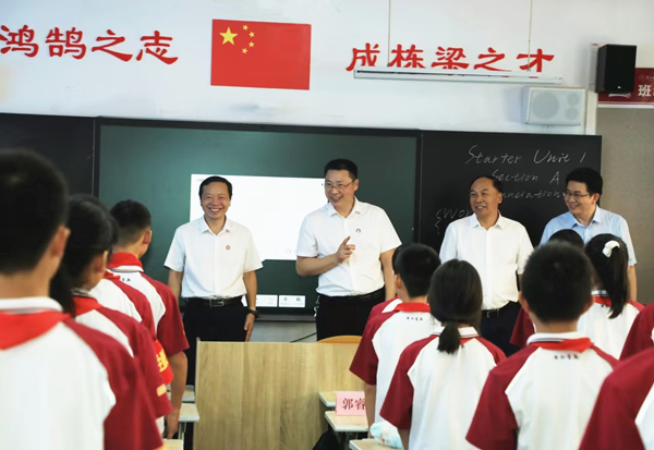 2024年9月,完美网页版校领导到附属完美网页版调研指导开学工作。完美网页版供图